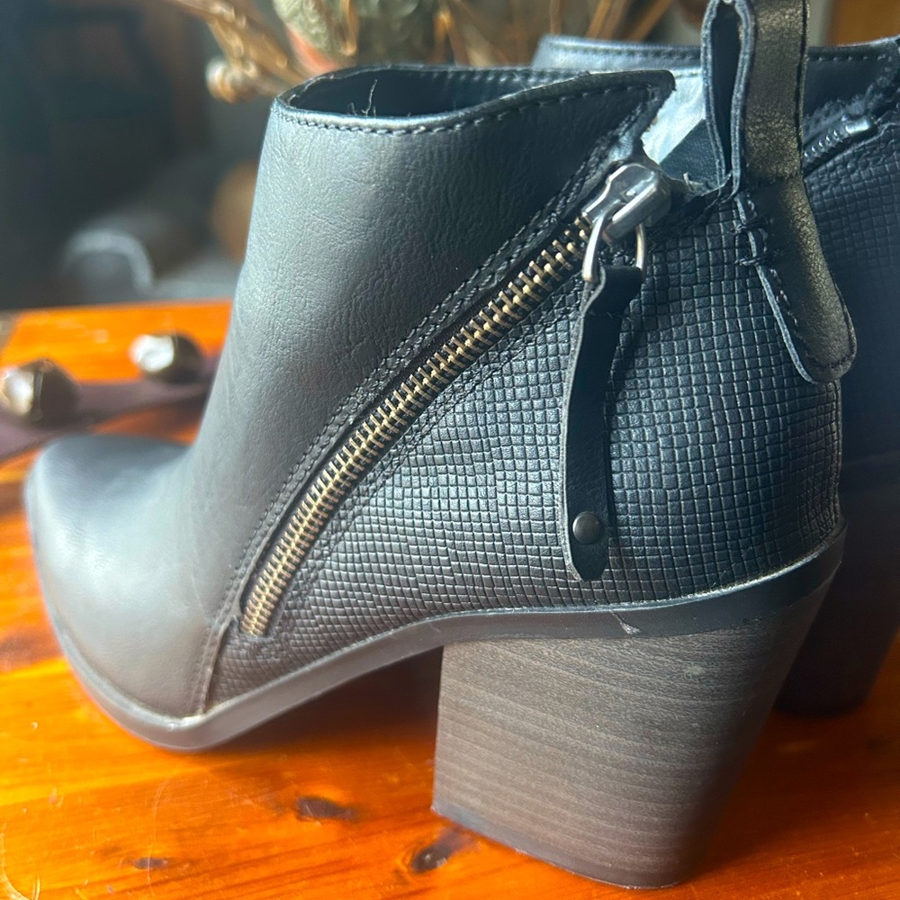 Boots - Picture 2 of 6